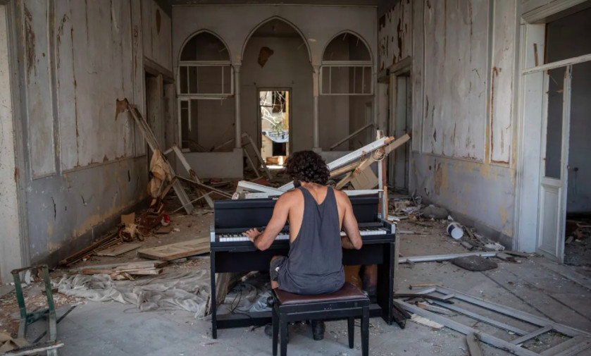 Ливан услад Болсон аймшигт дэлбэрэлтийн дараа нурсан байшинд төгөлдөр хуур тоглож буй хөгжимчин