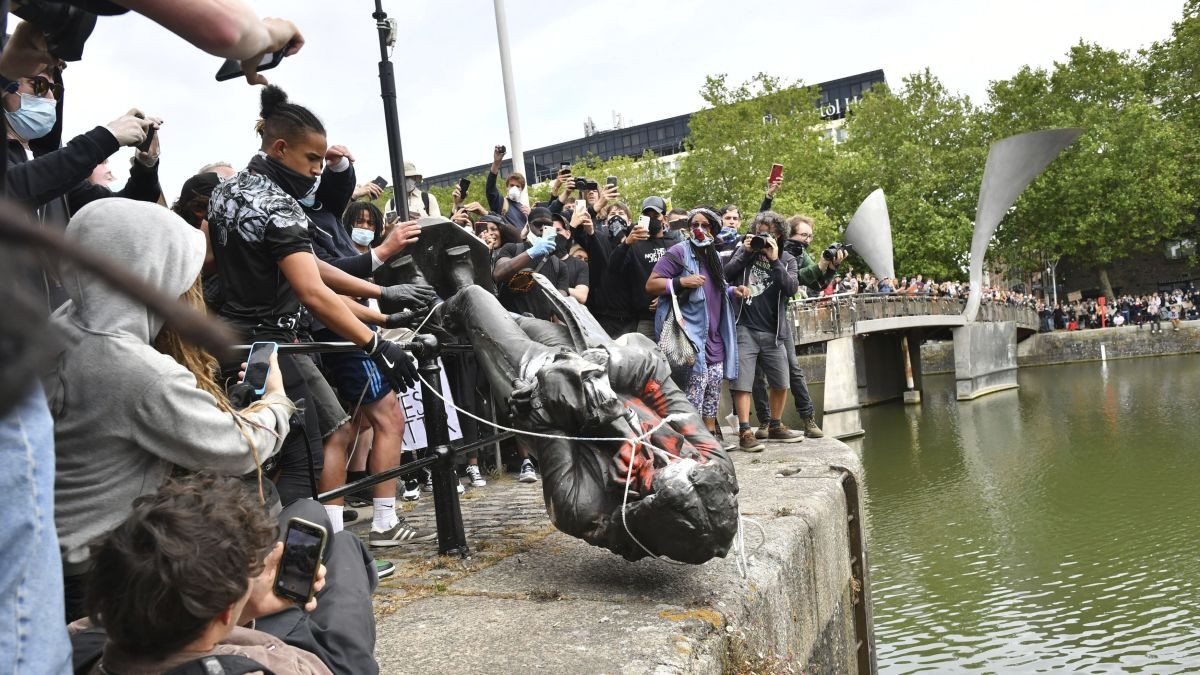 Black Lives Matter жагсаалын үеэр Эдвард Колстоны хөшөөг нурааж ус руу шидэж буй нь