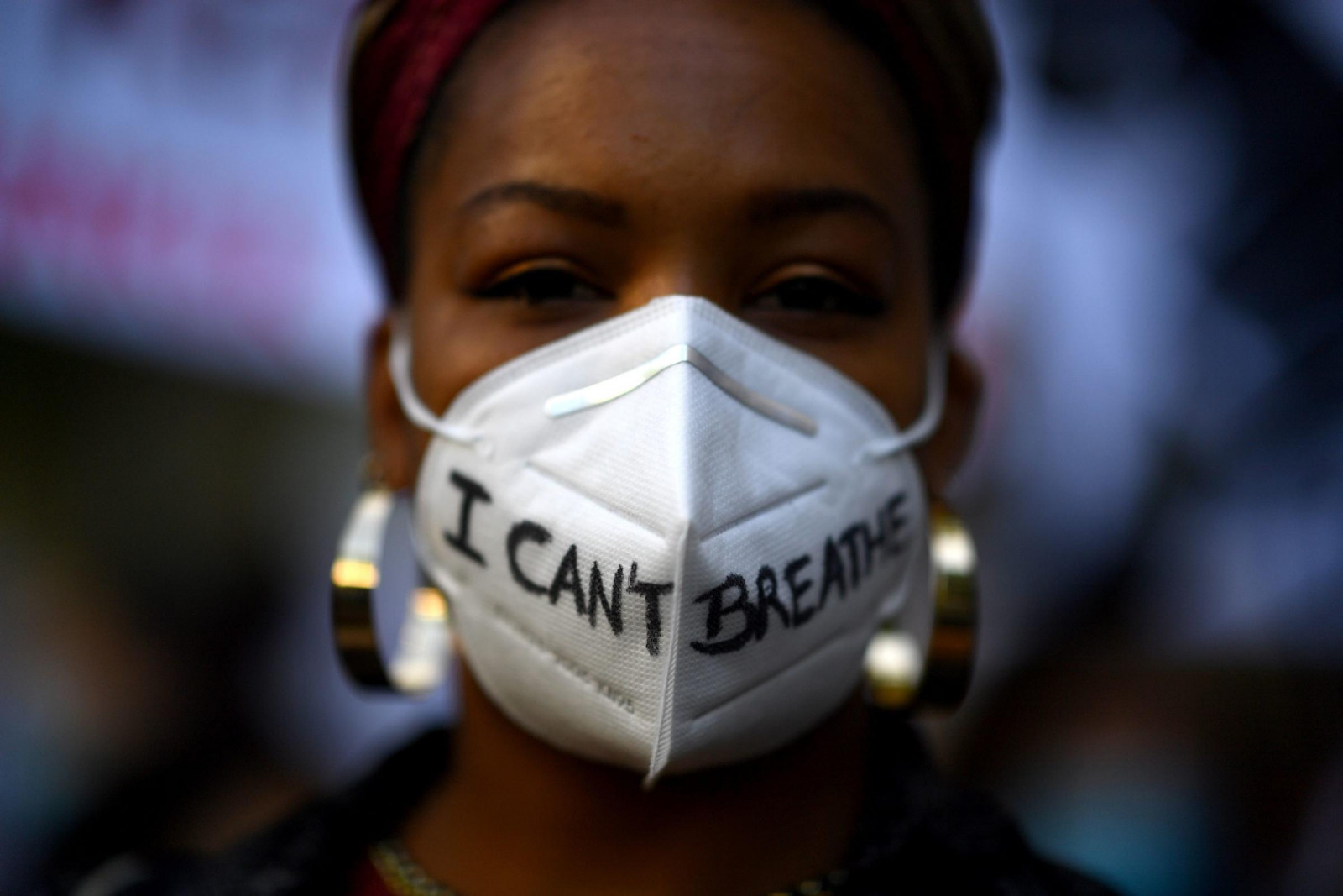 “Black lives Matter” хөдөлгөөний үеэр “Би амьсгалж чадахгүй байна" гэсэн бичигтэй маск зүүсэн эмэгтэй