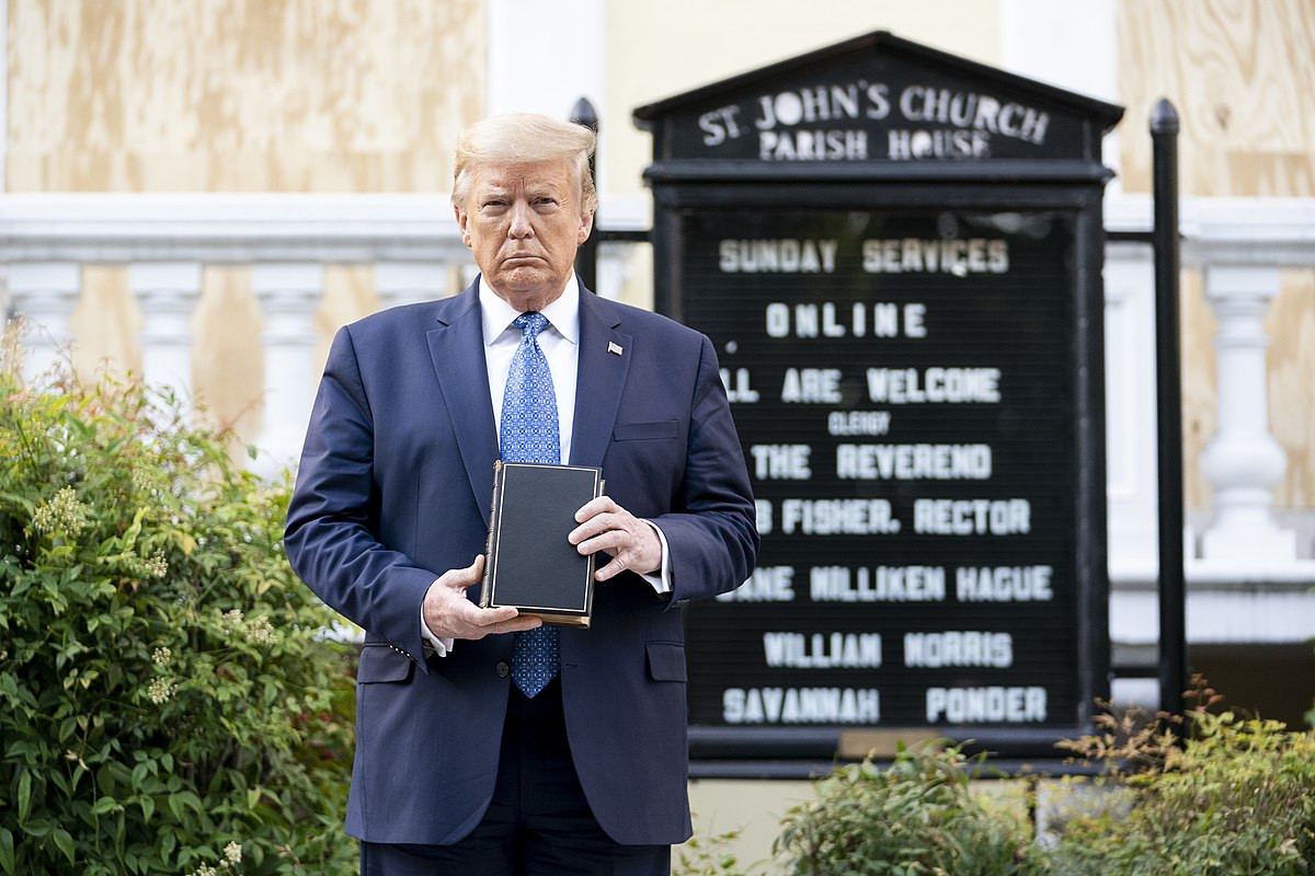 АНУ-ын Ерөнхийлөгч Дональд Трамп "Вашингтон Ди Сэнт Жонс" сүмийн гадаа Библи барьж зургаа татуулж байна