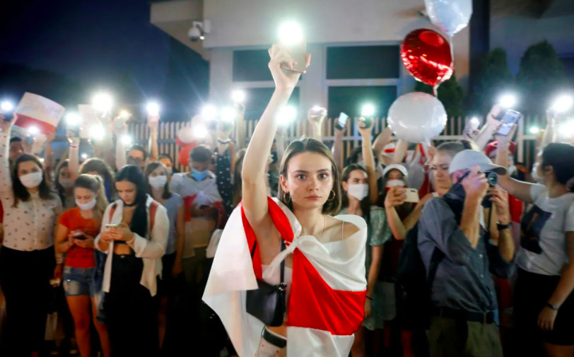  Беларуси Ерөнхийлөгчийн сонгуулийг эсэргүүцсэн иргэд утасныхаа гэрлийг асааж эсэргүүцэл илэрхийлэв