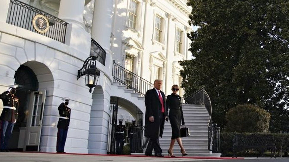 Трамп, эхнэр Меланья Трампын хамт Цагаан Ордноос явж буй нь