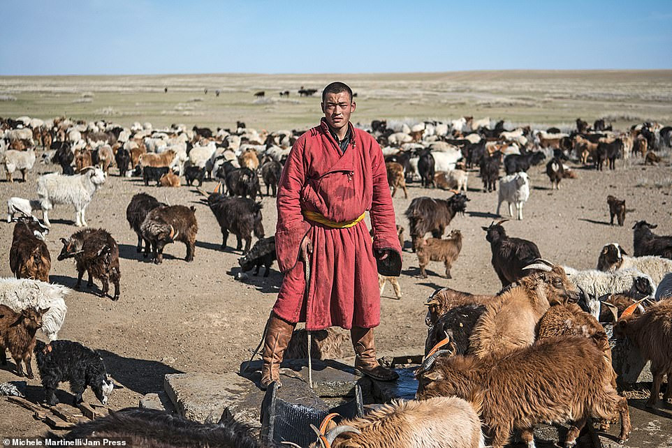 ЗУРГИЙН ТАЙЛБАР: Монголын хэдэн зуун нүүдэлчин өргөн уудам тал нутагт малаа адгуулж, сүү, махан хоолоор амьдардаг