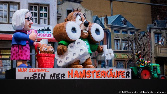 Германд анх хөл хорио тогтооход ариун цэврийн цаас ихээр худалдан авч буй хүмүүсийг элэглэсэн нь