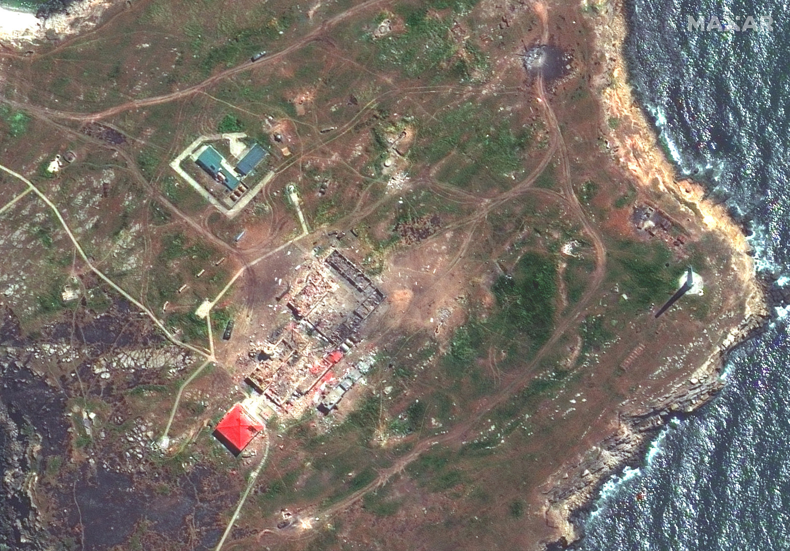 Хиймэл дагуулын зурагт 5 дугаар сарын 12-нд Могой арал дээр эвдэрсэн нисдэг тэрэг харагдана. (Maxar Technologies)