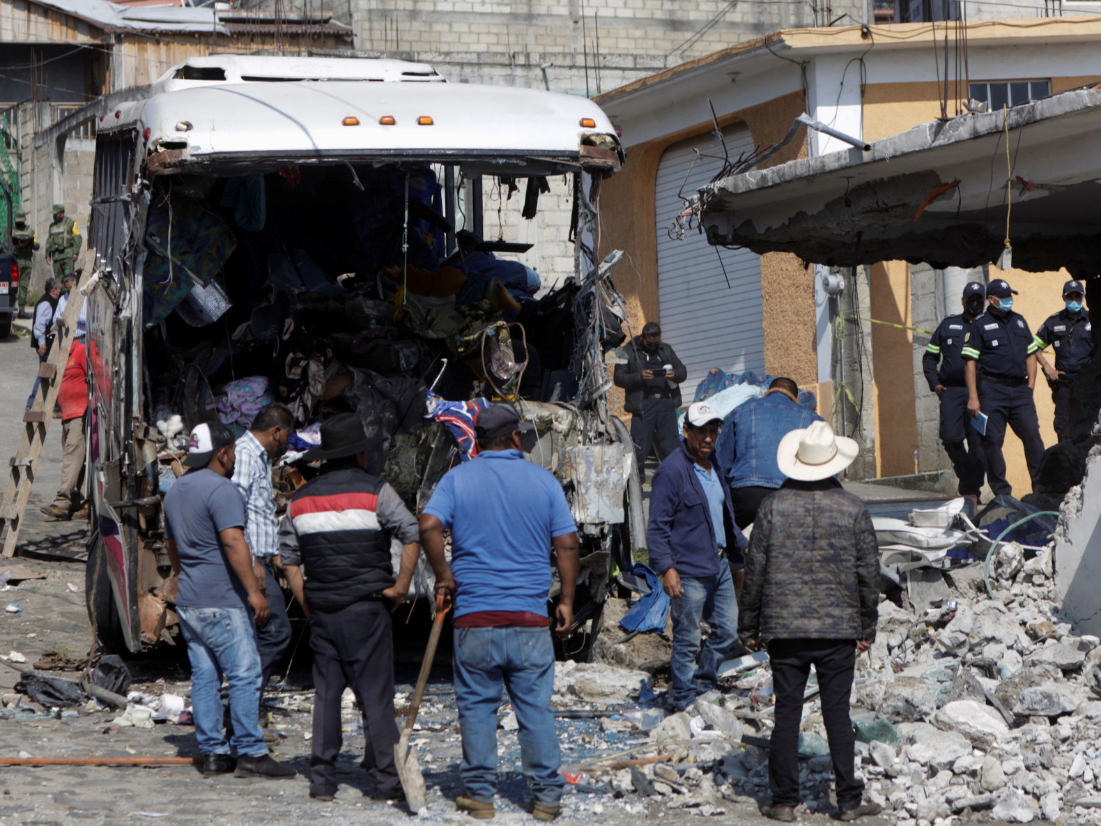 Тоормос нь эвдэрсэн автобус байшин мөргөж, 19 хүн амиа алджээ