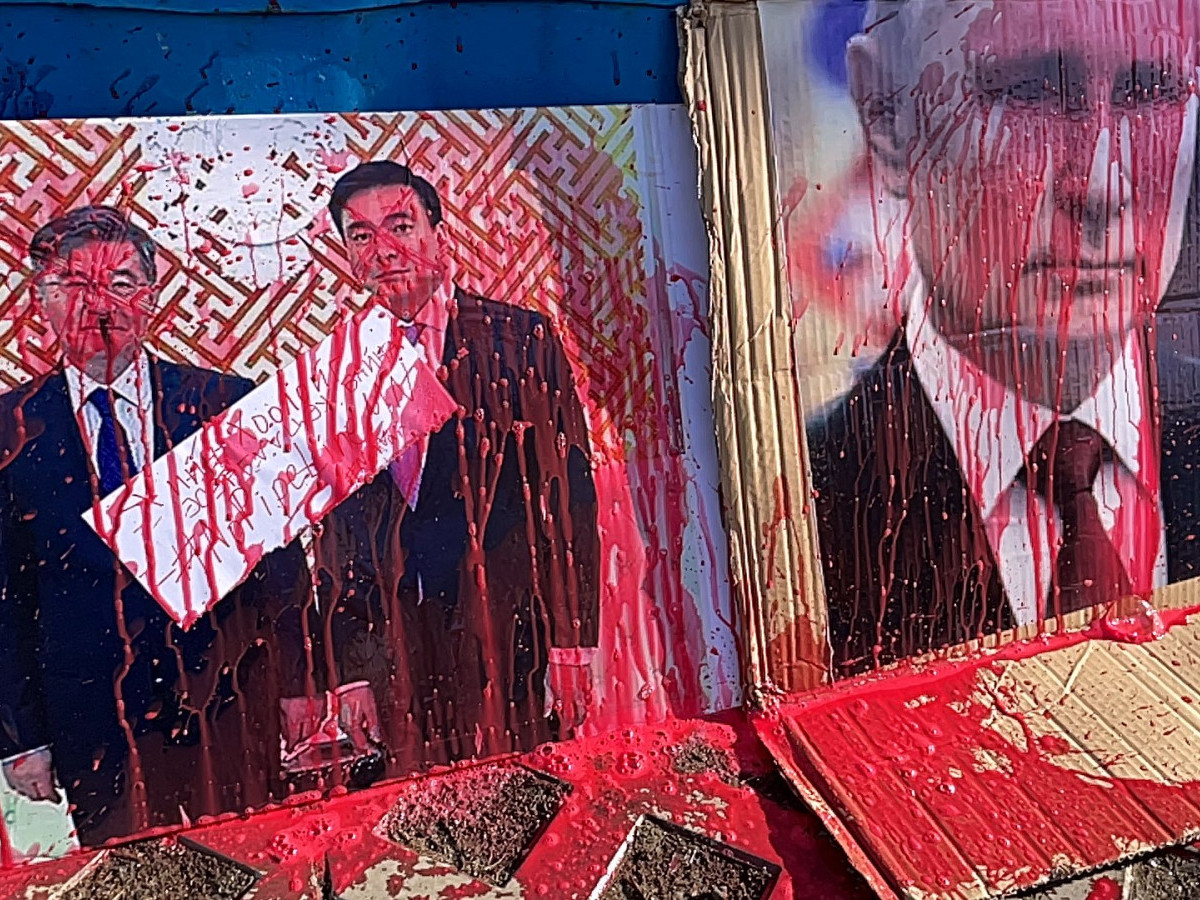 ФОТО: Оросын хийн хоолойг Монголоор дайруулахыг эсэргүүцэж В.Путин, И.Азизов, С.Амарсайхан нарын зураг руу “улаан будаг” цацжээ