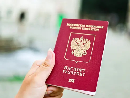 Оросууд Европоор аялж тайван амьдарч байгаа нь шударга биш тул Шенгений визийн хориг тавих хэрэгтэй гэв