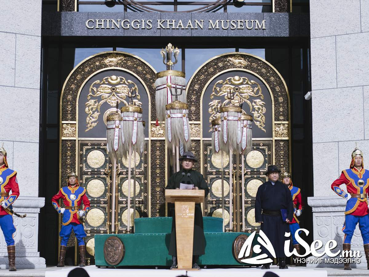 Өвөрмонголчууд "Чингис хаан" музейн хаягийг "Босоо монгол бичгээр ...