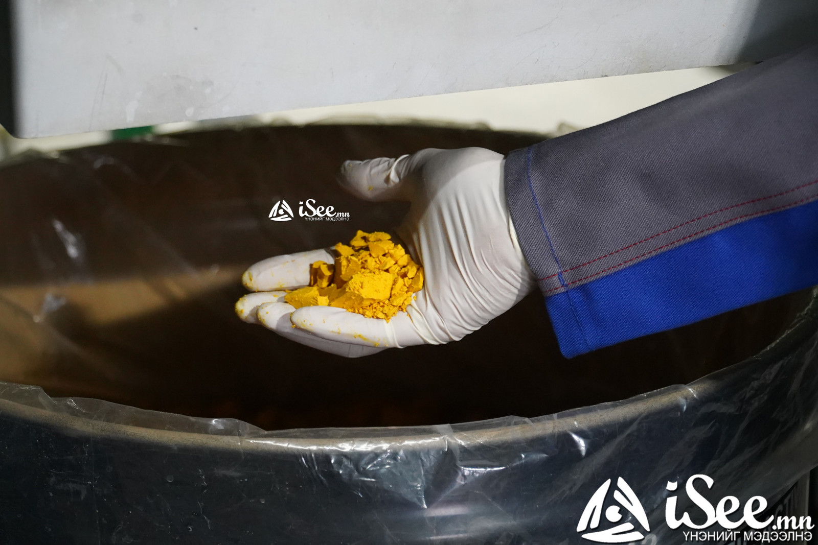 "Зөөвч-Овоо" ураны үйлдвэрээс гарган авч буй эцсийн бүтээгдэхүүн болох шар нунтаг