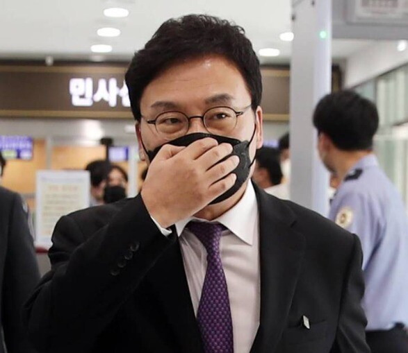"Eastar Jet" компанийг хууль бусаар ажиллуулсан хэргээр шалгагдаж буй Солонгосын Ардчилсан намын гишүүн асан И Сан Жик