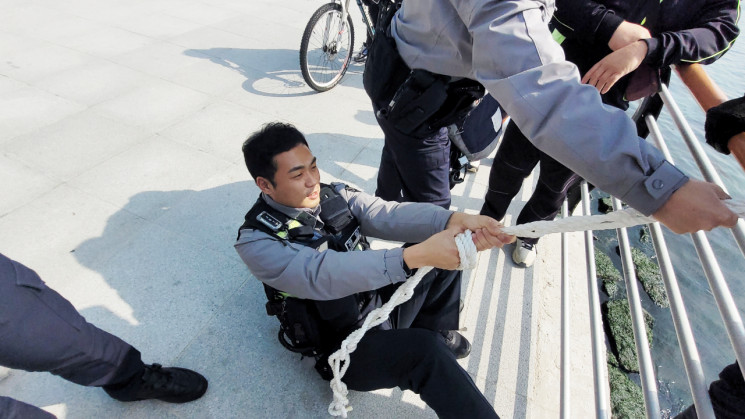 БНСУын цагдаагийн түрүүч До Гван Хогоор ахлуулсан тэнгисийн эргийн цагдаагийн бие бүрэлдэхүүн