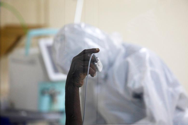 Кени улсын эмнэлэгт коронавирусийн халдвар авсан иргэн дусал залгуулж буй нь