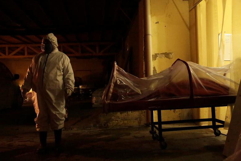 Мексикийн Сьюдад коронавирусийн улмаас нас барсан хүний цогцсыг зөөж буй нь