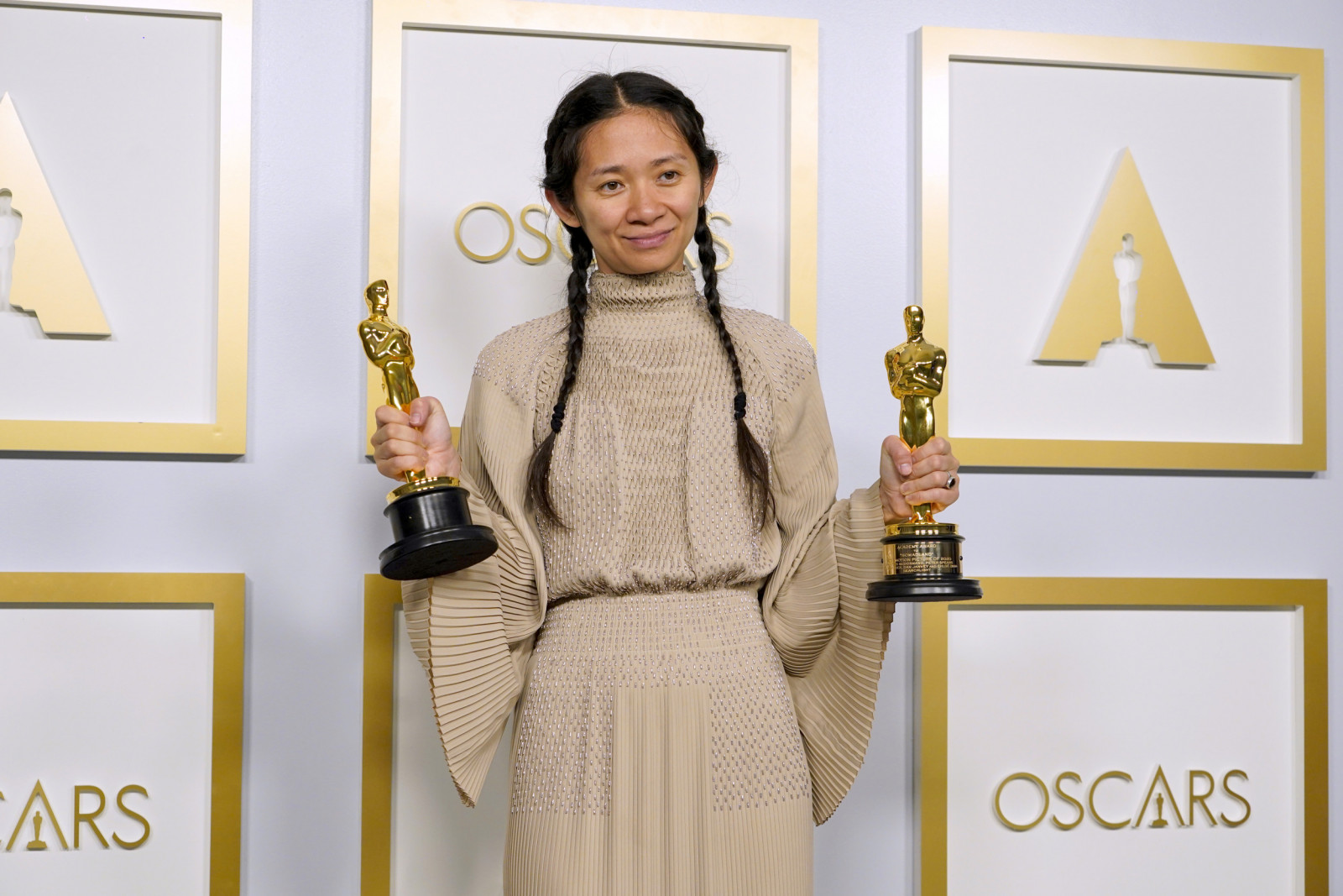Хятад гаралтай найруулагч бүсгүй Хлоэ Чжао "Шилдэг найруулагч-ийн шагнал хүртсэн бол түүний  “Nomadland” кино нь шилдэг бүтээлээр шалгарлаа