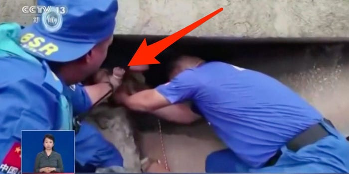 Аврах багийнхан нярайг байшингаас гарган авч байна