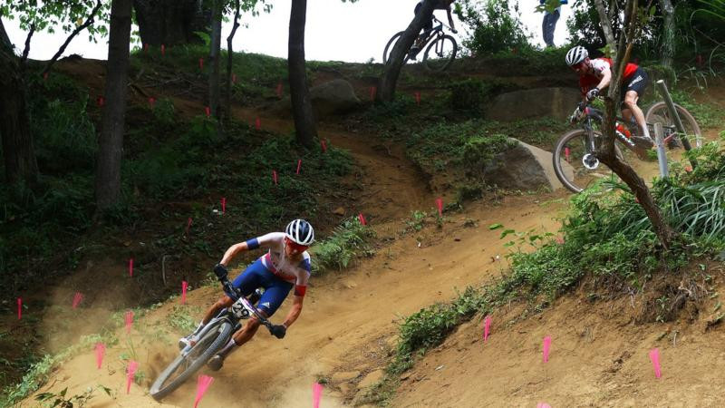 7-р сарын 26: "Izu Mountain Bike Course"-д болсон унадаг дугуйны төрөлд Их Британийн тамирчинТомас Пидкок оролцож буй нь