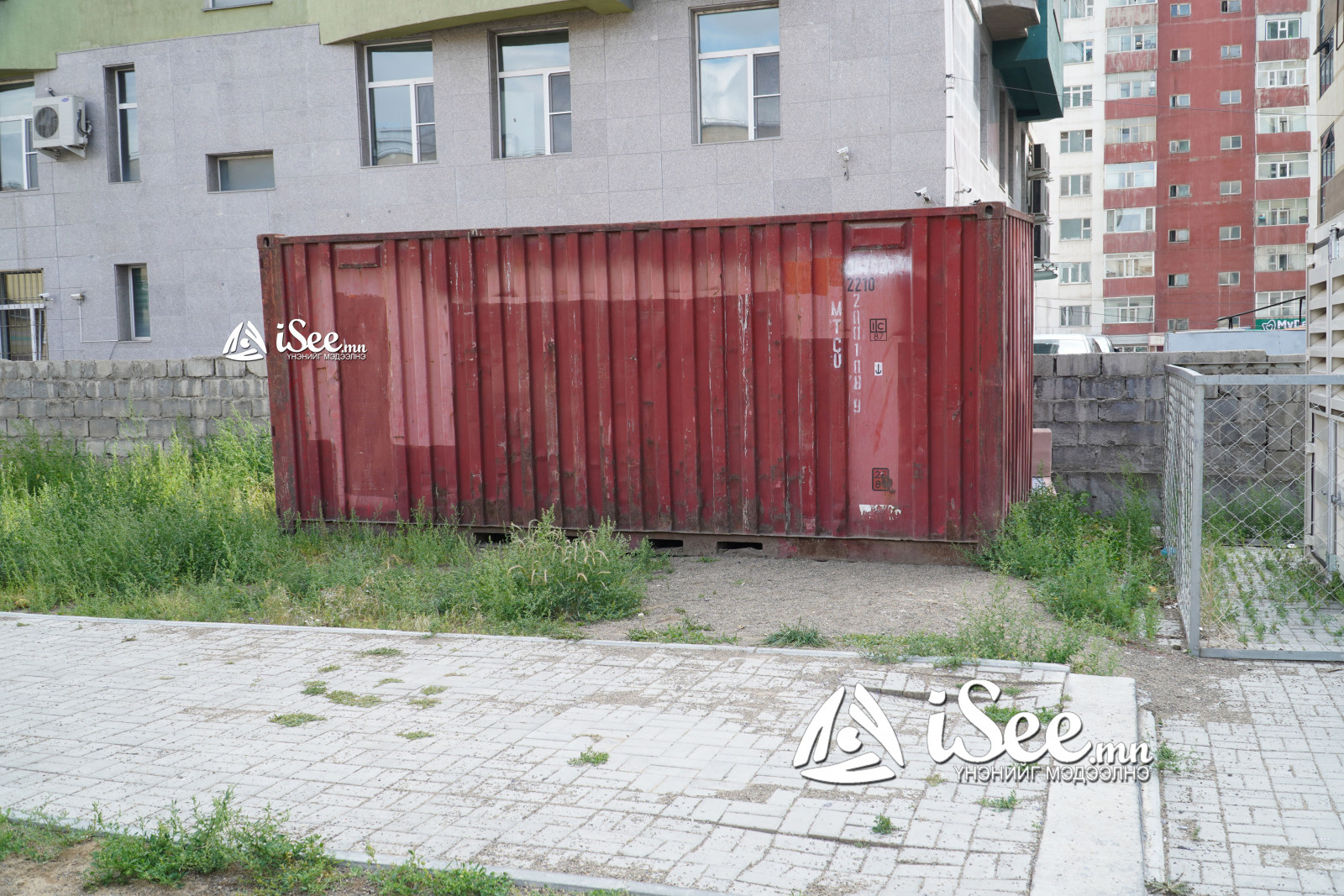 ХСҮТ-ийн удирдлагууд Дөрөвдүгээр эмнэлэг рүү орох хөдөлгөөнийг контейнерыг байрлуулсан байжээ