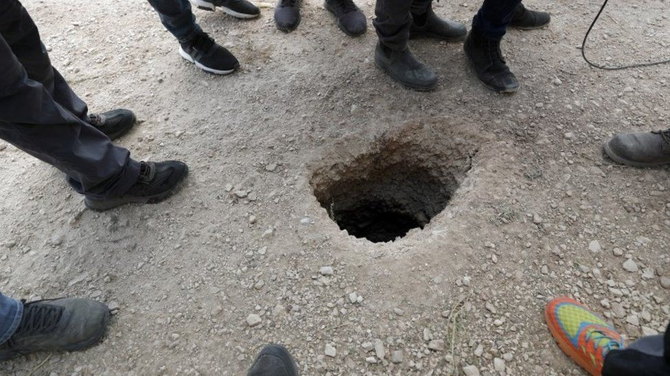 Цагдаа нар тэднийг уг хонгилоор гарч, зугтаасан гэж үзэж байна