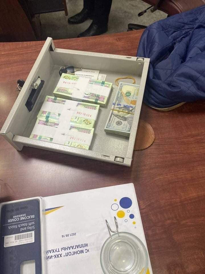 Нэгжлэгийн үеэр илрүүлсэн гэх төгрөг, ам.доллар