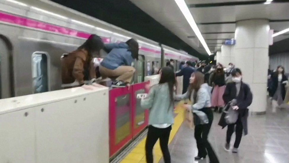 Айж, сандарсан хүмүүс метроны цонхоор үсэрч эхэлжээ