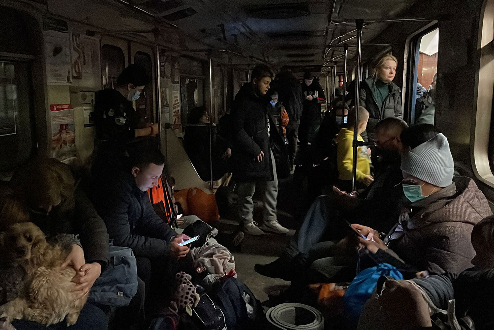 Хоёрдугаар сарын 24-нд Украины Харьков хотын метроны буудалд хүмүүс хоргодож байна.