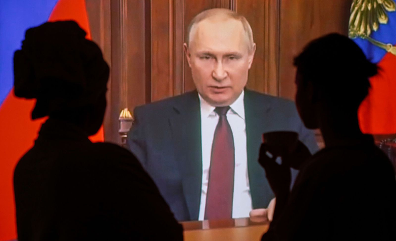 ОХУ-ын Ерөнхийлөгч Владимир Путин хоёрдугаар сарын 24-нд Украины зүүн нутгийн Донбас мужид цэргийн ажиллагаа явуулахаа зарлаж байх үед нь Москвагийн иргэд телевизээр үг хэлж байгааг харж байна.