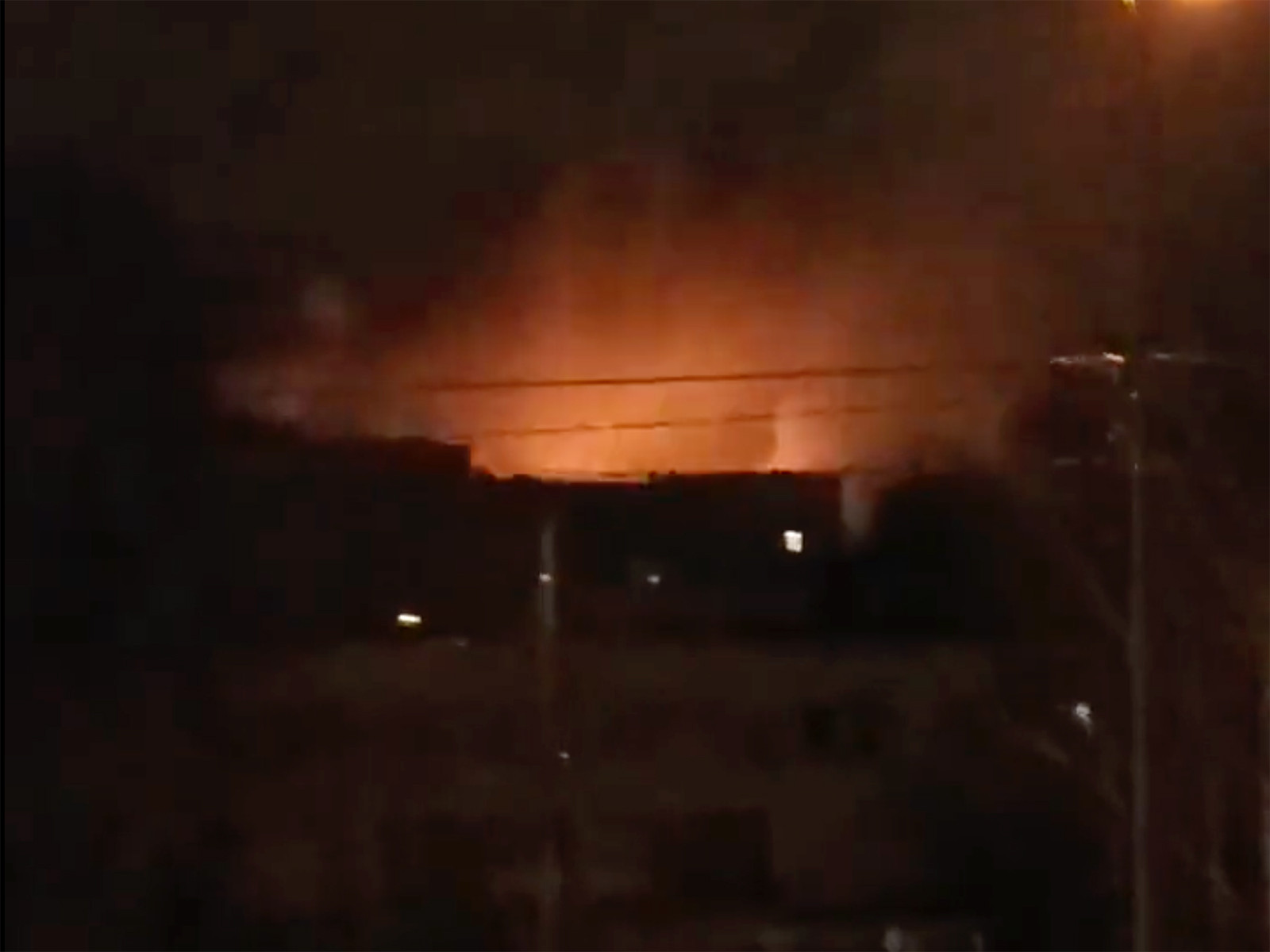 Твиттерт хуваалцсан видео бичлэгээс авсан кадрт Киевийн амьтны хүрээлэнгийн ойролцоох дэлбэрэлтийг харуулжээ