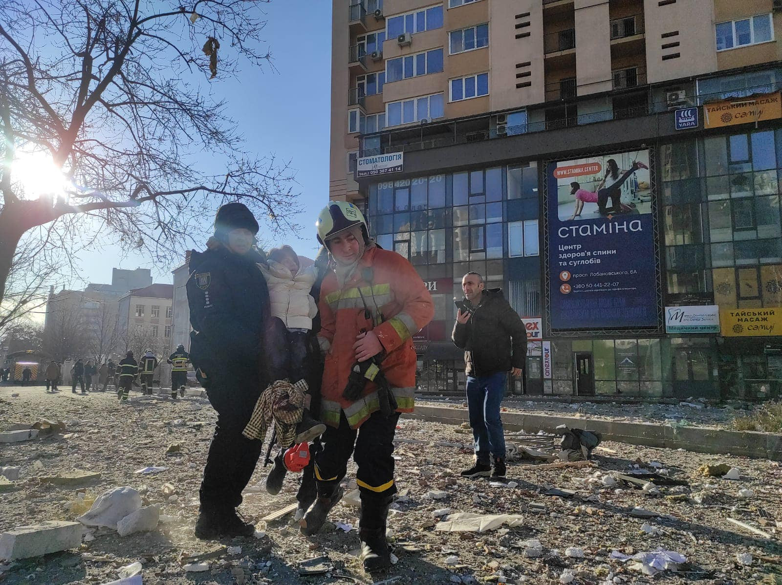2-р сарын 26-нд Киевт эвдэрсэн орон сууцны оршин суугчдыг нүүлгэн шилжүүлж байна. (Украины Дотоод хэргийн яам)