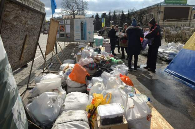 Сайн дурынхан хэрэгтэй хүмүүст зориулж хоол хүнс цуглуулжээ