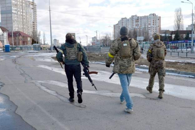 Украины нутаг дэвсгэрийн хамгаалалтын дайчид гудамжинд эргүүл хийж байна