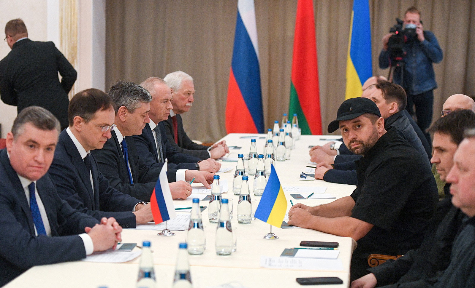 ОХУ-ын Төрийн Дум болон Украины парламентын төлөөлөгчид 2-р сарын 28-нд Беларусь улсад хэлэлцээ хийхээр уулзав. (Alexander Kryazhev/TASS/Reuters)
