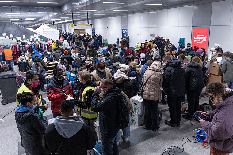 Гуравдугаар сарын 4-нд Германы Берлин хотын Хауптбахнхофын гол өртөөнд Польшоос галт тэргээр ирсэн Украины дүрвэгчдэд сайн дурын ажилчид тусламж авч байна. (Maja Hitij/Getty Images)