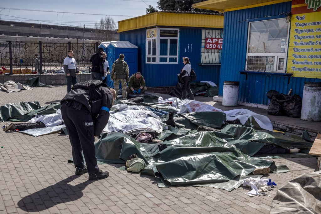 Краматорскийн галт тэрэгний буудалд Оросууд цохилт өгч, энгийн олон иргэд амь үрэгджээ. 2022.04.08