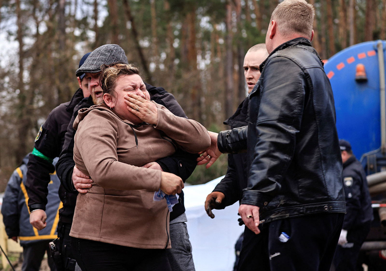 Дөрөвдүгээр сарын 10-нд Украины Бузова хотод хүүгийнхээ цогцсыг худгаас гаргаж байгааг харсан ээж  (Zohra Bensemra/Reuters)