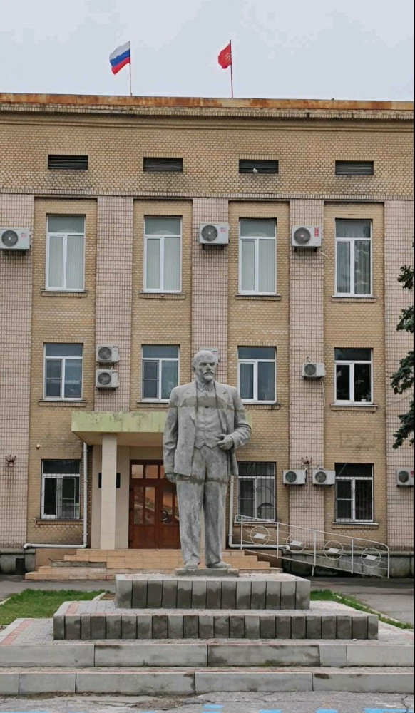 Оросуудад эзлэгдсэн Украины Геническ хотод Владимир Лениний хөшөөг дахин босгожээ