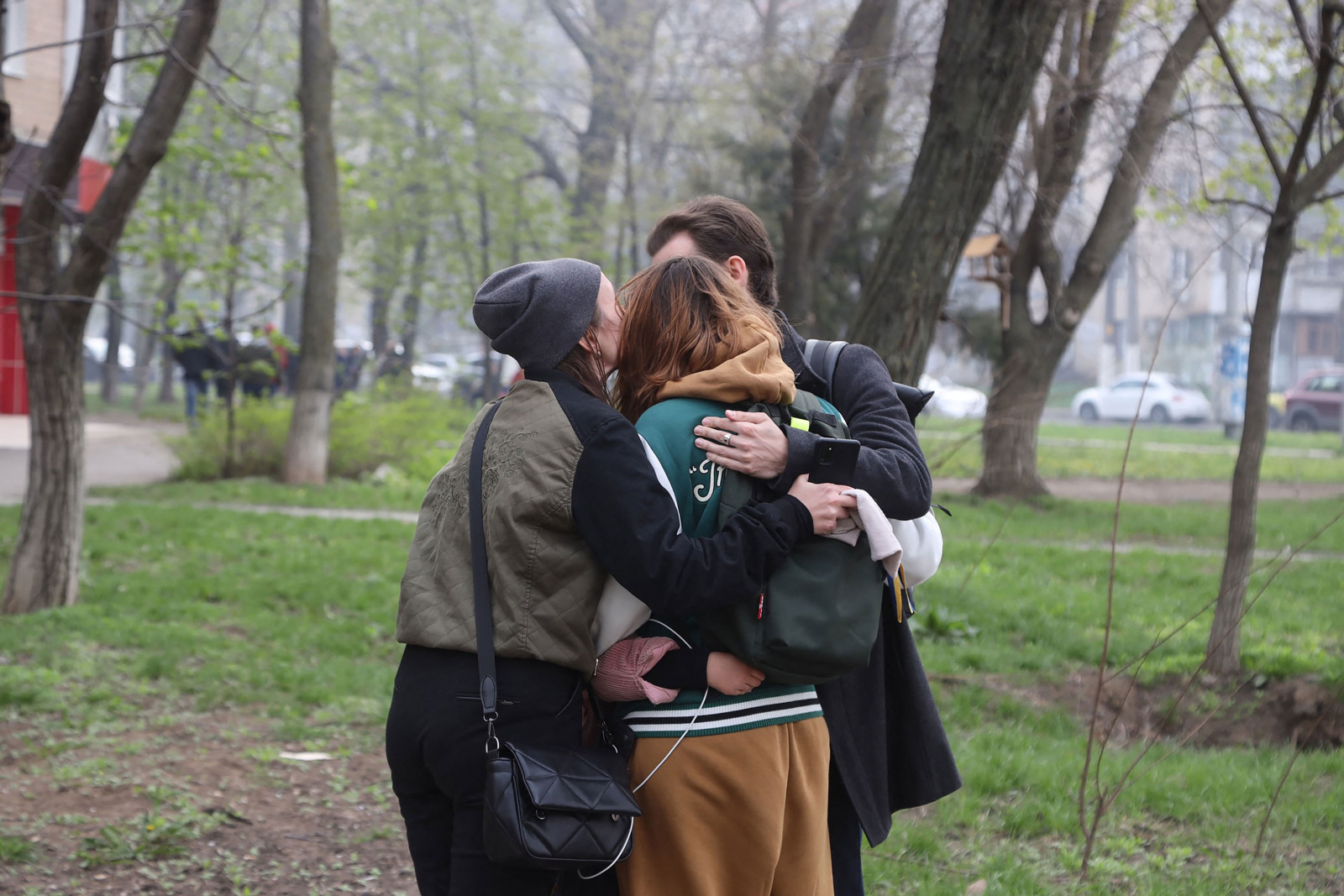 Дөрөвдүгээр сарын 23-ны Бямба гарагт Оросын цэргүүд Одесса хотын олон давхар байшинд цохилт өгч, хүмүүс орон байраа орхиж байна.