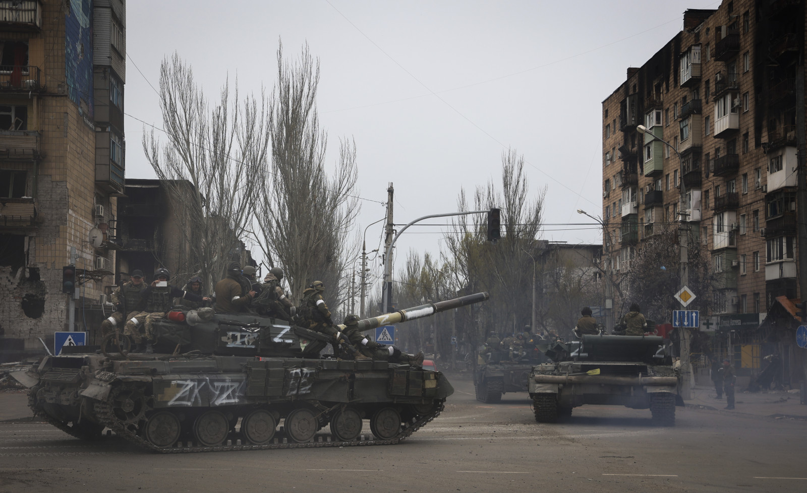 Дөрөвдүгээр сарын 23-ны бямба гаригт Мариуполь дахь Оросын дэмжлэгтэй салан тусгаарлагчдын хяналтад байдаг бүс нутагт Оросын арми машинууд явж байна
