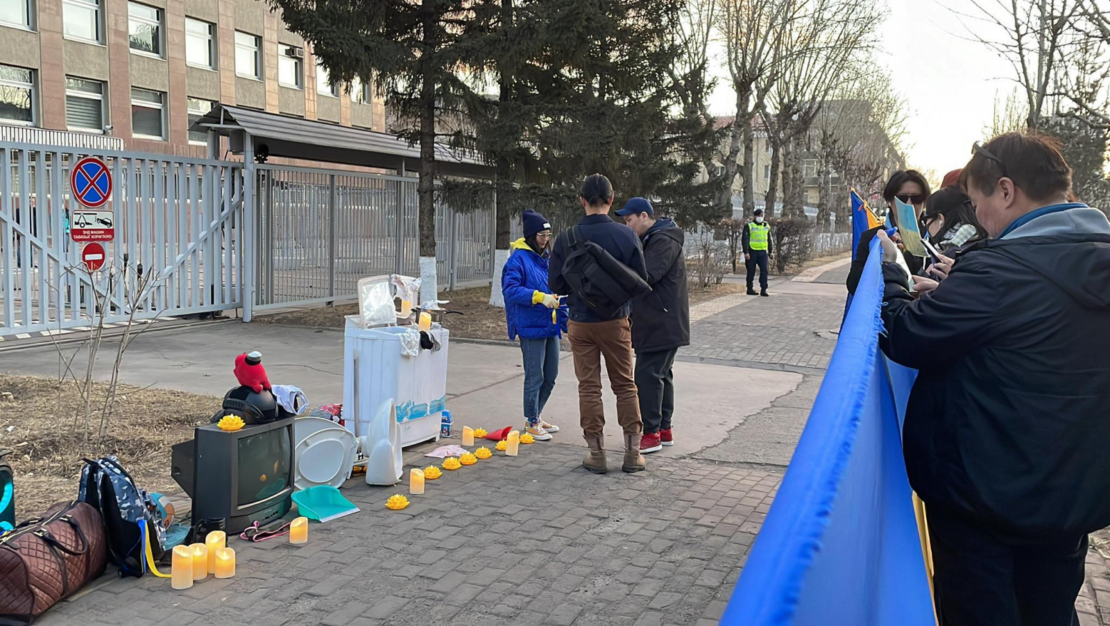 Иргэд дараах эд зүйлсийн хамт жагсажээ. 2022.04.23