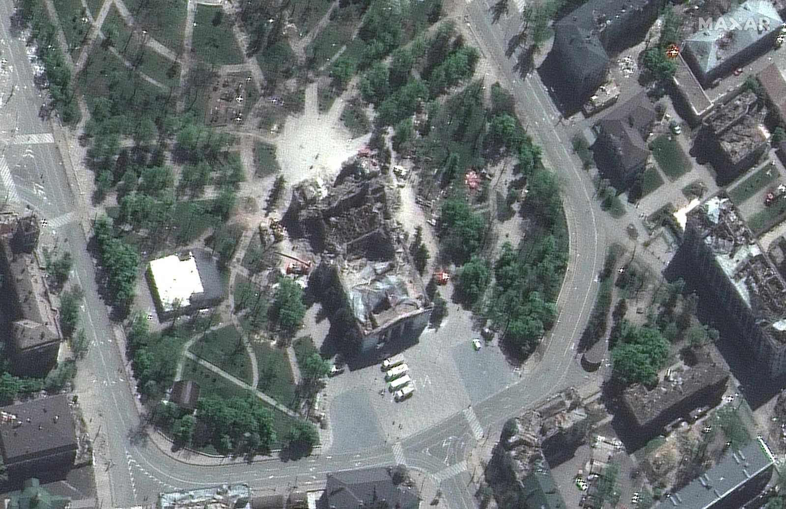 Мариуполь хотын театрын барилгын үлдэгдлийг 5 дугаар сарын 06-ны өдөр хиймэл дагуулаас авсан зурагт харуулжээ 