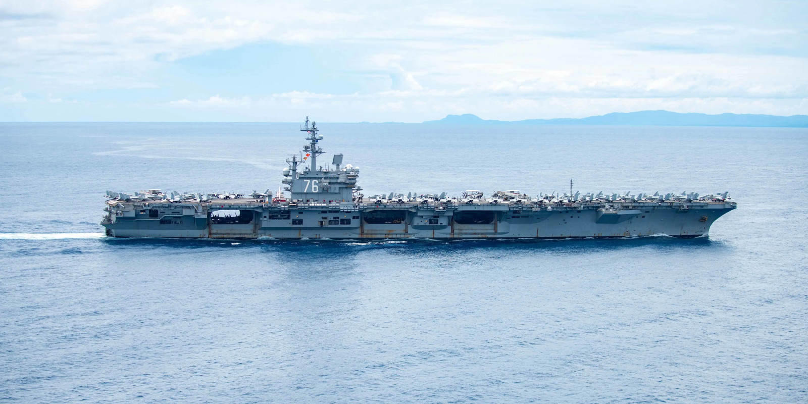 USS Ronald Reagan хөлөг Сан Бернардиногийн хоолойгоор долдугаар сарын 30-нд явж өнгөрчээ. Reagan бол Хятадаас сэрэмжлүүлэг ихэссэний улмаас Тайванийн ойролцоох усан хилд ажиллаж буй гурван хөлөг онгоцны нэг аж