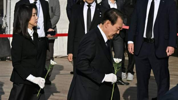 БНСУ-ын ерөнхийлөгч Юн Сук Ёол болон түүний гэргий Ким Кеон Хи нар Сөүл хотын захиргааны урд талд амиа алдсан залуусын дурсгалыг хүндэтгэх газарт очжээ