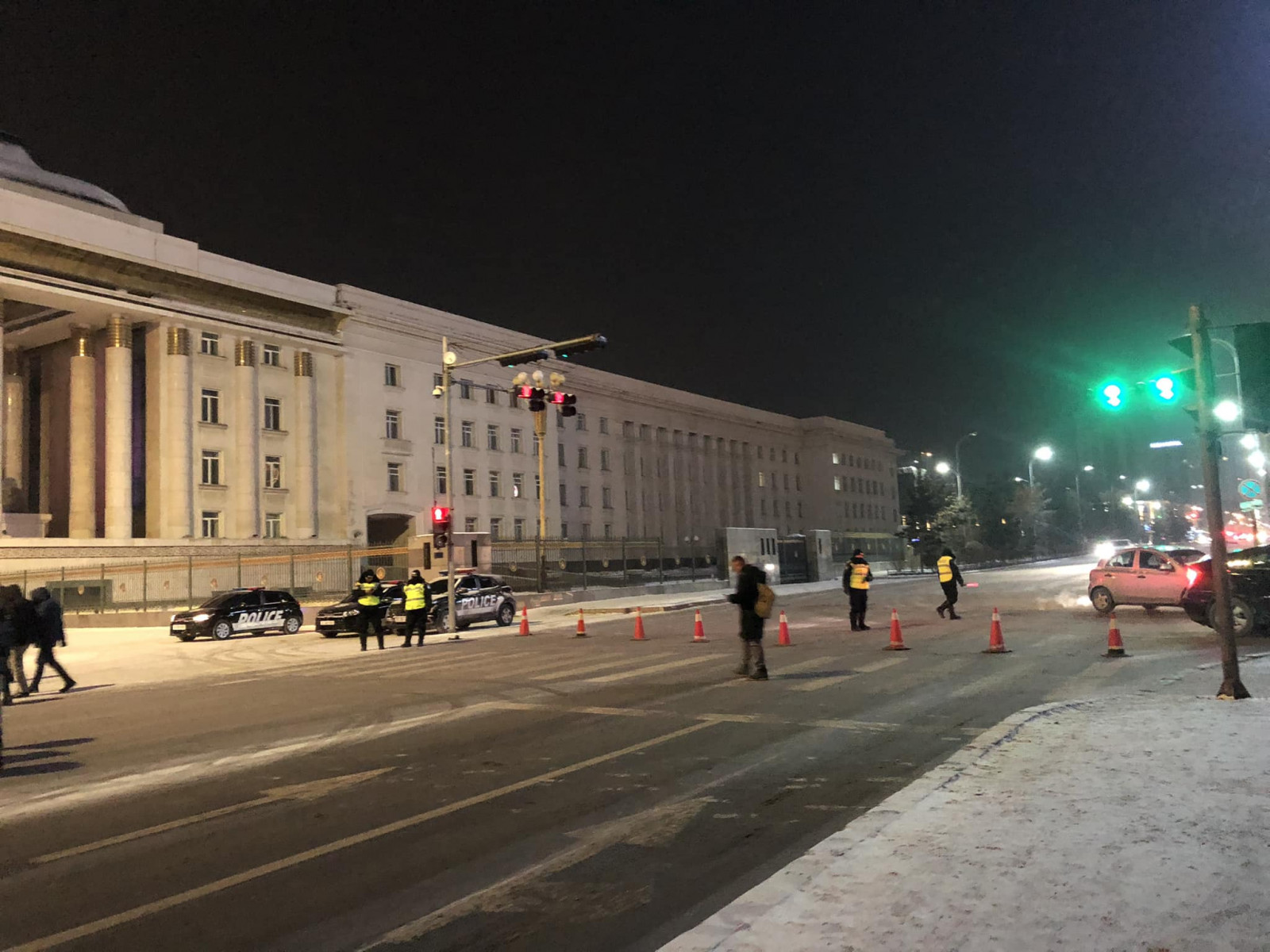 Гэрүүдийг албадан буулгахад Сүхбаатарын талбайн автозамуудын хөдөлгөөнийг түр хязгаарлажээ