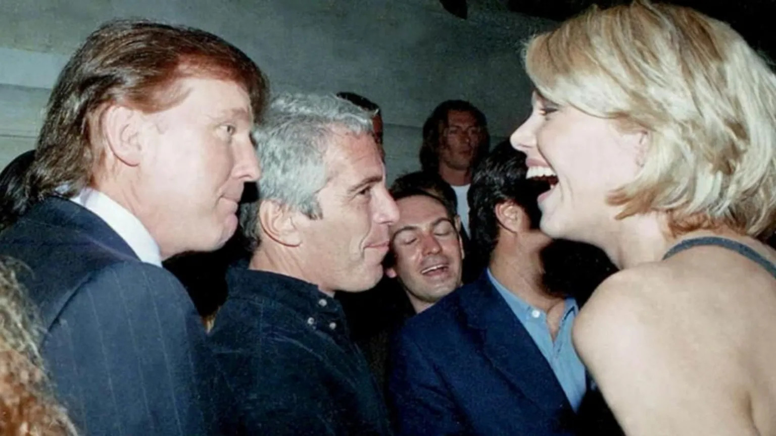 Д.Трамп, Ж.Эпштейн нар 1990-ээд онд хамтдаа үдэшлэг дээр зургаа авахуулж байсан бөгөөд Д.Трампын хэлснээр тэд 2000-аад оны эхээр муудалцжээ