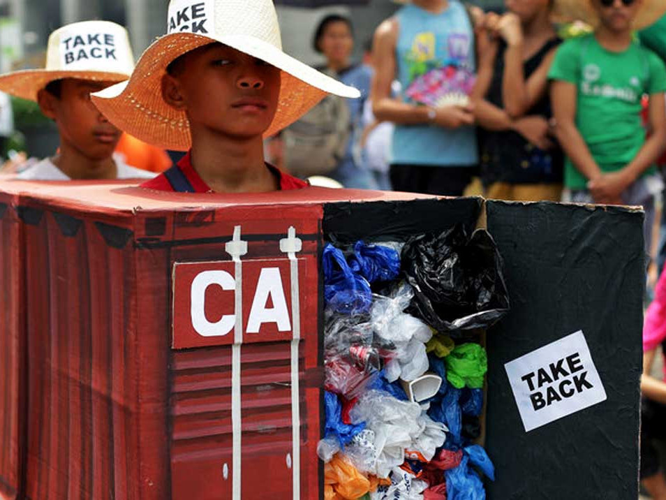 Канадчууд хог хаягдлаа Филиппин рүү хууль бусаар тээвэрлэдэг