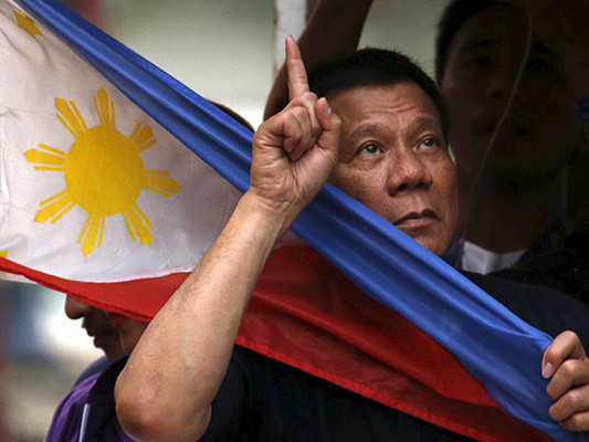 Филиппиний Ерөнхийлөгч өөрийгөө “гомосексуализмаас эмчилсэн” гэжээ 