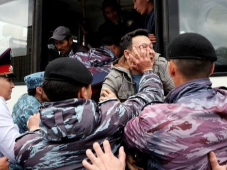 КАЗАХСТАН: Сонгуулийн үеэр жагсагчдыг баривчилж, сэтгүүлчдийг саатуулжээ