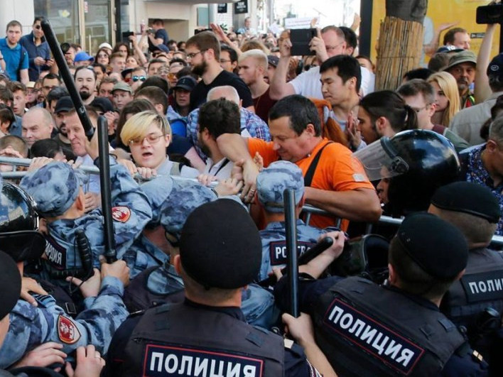 Москвад болсон жагсаалыг хүчээр тарааж, 1000 гаруй хүнийг баривчилжээ