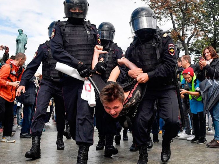 Москвад 800 гаруй хүнийг баривчилжээ
