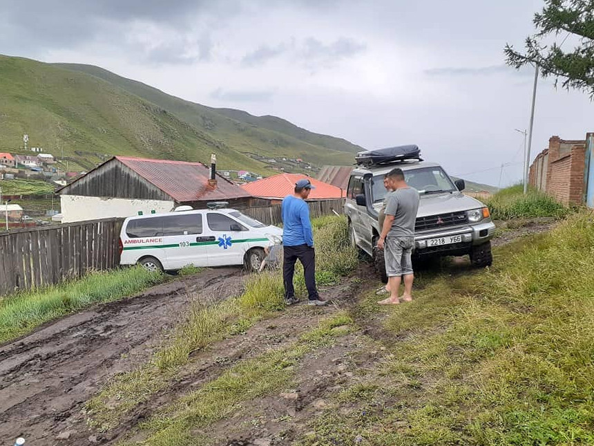 “Pajero Mongolia” группын залуус шаварт суусан түргэний тэргийг гаргажээ